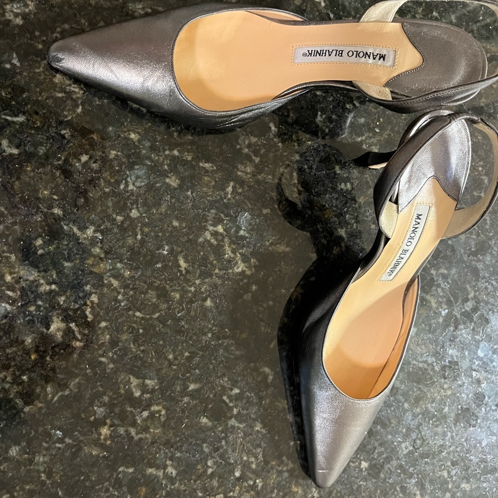 Gorgeous Manolo Blahnik Heels- in Metallic Gray Sz 37.